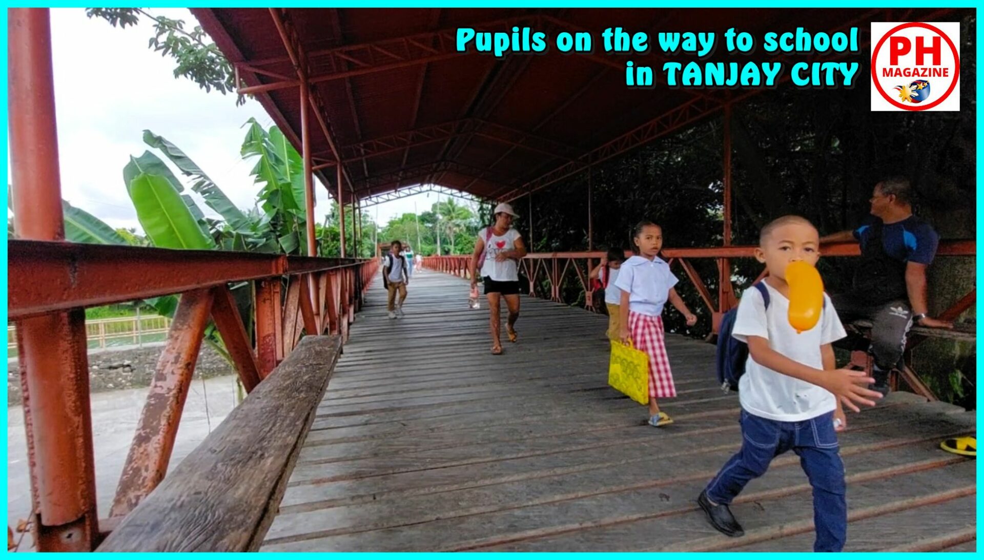 SIGHTS OF NEGROS ORIENTAL - PHOTO OF THE DAY - Pupils on the way to school in Tanjay City