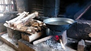 SIGHTS OF NEGROS - BLOG - Preparing Balbacua in a backyard Kitchen